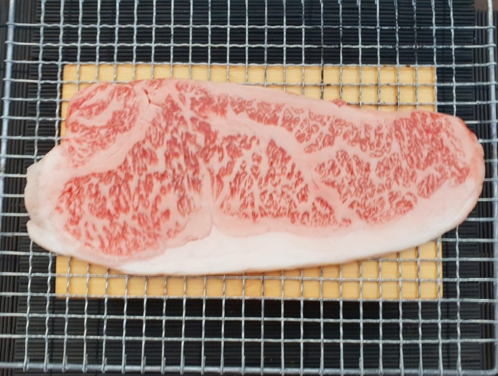 Striploin de wagyu japonés A5+ de Arita Farm, pieza entera con marmoleo intenso – The Butcher Society