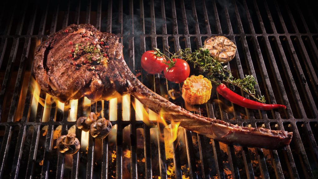 Tomahawk de The Butcher Society a la brasa, cocción directa sobre las brasas