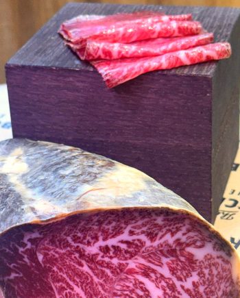 Pieza y lonchas de cecina de Wagyu japonés A5 sobre taco de madera – The Butcher Society