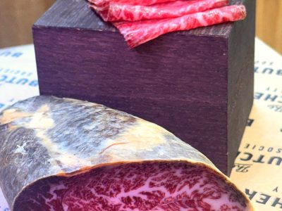 Pieza y lonchas de cecina de Wagyu japonés A5 sobre taco de madera – The Butcher Society