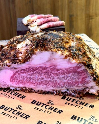 Pieza de pastrami de brisket de Wagyu japonés A5 con la corteza de especias y el corte a la vista