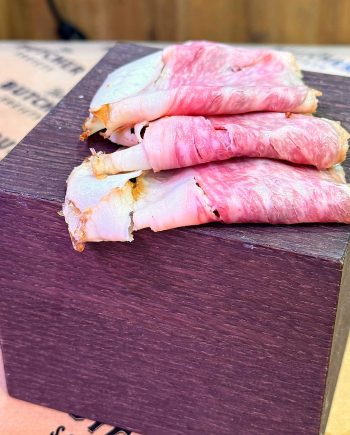 Lonchas de pastrami de Wagyu A5 sobre taco de madera